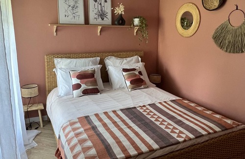 Camaret-sur-Aigues Apartment | Gite terrace tropézienne shared swimming pool