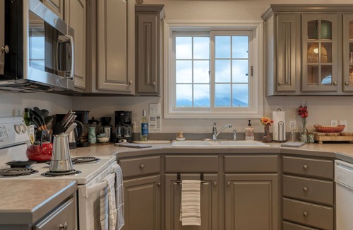 Kalispell House | glacier getaway, family/pet friendly. Charming, peaceful home on 10 acers.