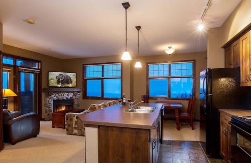 Golden Cabin | Glacier Mountaineer Lodge