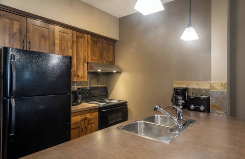 Golden Cabin | Glacier Mountaineer Lodge