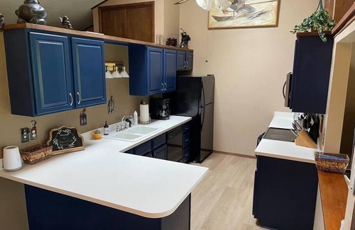 West Glacier House | Glacier retreat! 2BR/2BA 4 E-bikes ON Golf Course