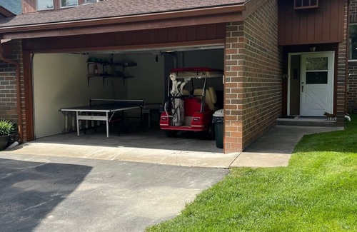 West Glacier House | Glacier retreat! 2BR/2BA 4 E-bikes ON Golf Course