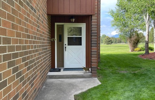 West Glacier House | Glacier retreat! 2BR/2BA 4 E-bikes ON Golf Course