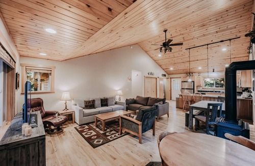 Warnick Cabin | Glacier Springs Cabin 65 - Hot Tub - Wi-Fi