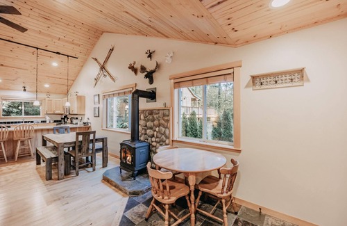 Warnick Cabin | Glacier Springs Cabin 65 - Hot Tub - Wi-Fi