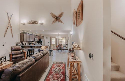Warnick House | Glacier Springs Cabin #89 - Hot Tub - Wi-Fi - Ac