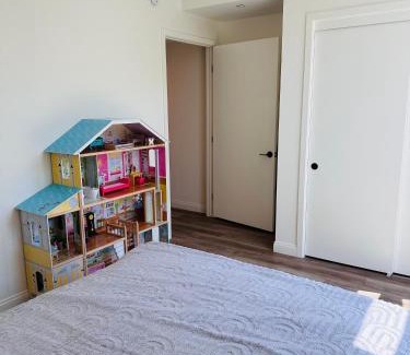 Little Armenia Apartment | Glam by the Hollywood Sign 2 Bed Apt WITH FREE EV PARKING, Pool, Gym