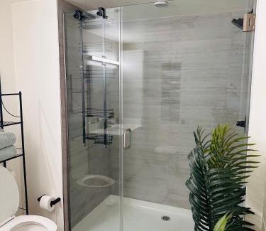 Little Armenia Apartment | Glam by the Hollywood Sign 2 Bed Apt WITH FREE EV PARKING, Pool, Gym