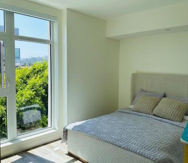 Little Armenia Apartment | Glam by the Hollywood Sign 2 Bed Apt WITH FREE EV PARKING, Pool, Gym