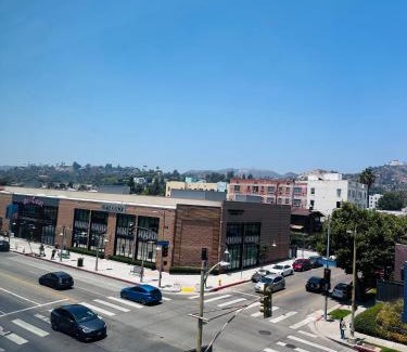 Little Armenia Apartment | Glam by the Hollywood Sign 2 Bed Apt WITH FREE EV PARKING, Pool, Gym