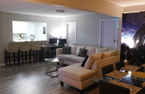 Greensboro House | Glamorous 2 bedroom. n3 to downtown Greensboro and 7 to the Coliseum