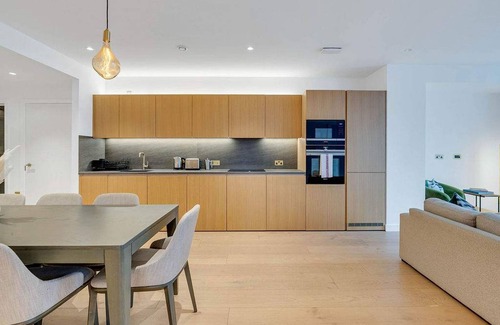St. Pancras and Somers Town Apartment | Glamorous 3 Bedroom Condo