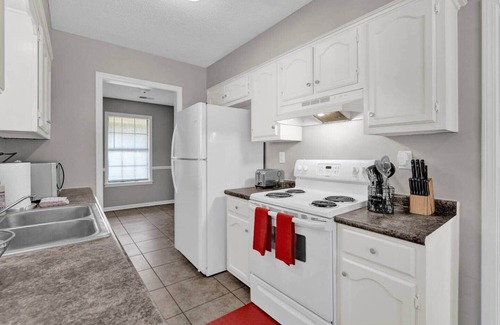 Ellendale House | Glamorous 3BR 2BA Home · Spacious Fenced Backyard