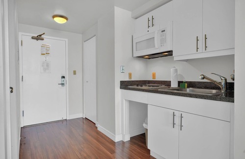 Coconut Grove Apartment | Glamorous Bay View Studio in the Grove