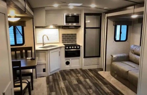 Geneva-on-the-Lake House | Glamorous Camping - Hot Tub - GOTL - Sunset Vacation Rentals