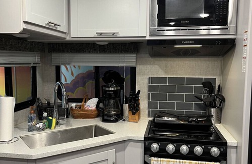 Geneva-on-the-Lake House | Glamorous Camping - Hot Tub - GOTL - Sunset Vacation Rentals