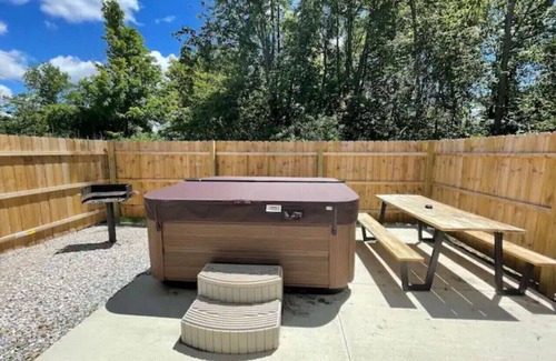 Geneva-on-the-Lake House | Glamorous Camping - Hot Tub - GOTL - Sunset Vacation Rentals