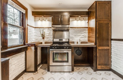 Detroit House | Glamorous Green Beauty