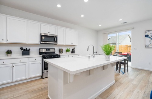 Raisin House | Glamorous Lifestyle Modern Home /Close To Airport