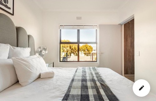 Bloubergstrand Apartment | Glamorous one bedroom