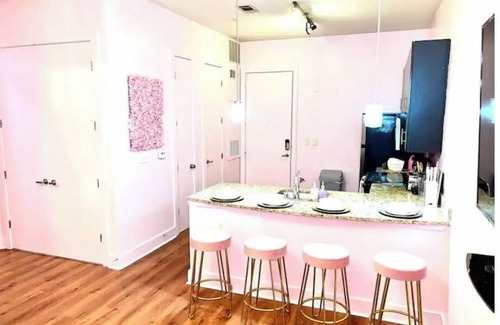 Lindridge-Martin Manor Apartment | Glamorous “Pink & Perfect” Midtown/FREE Parking