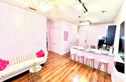 Lindridge-Martin Manor Apartment | Glamorous “Pink & Perfect” Midtown/FREE Parking