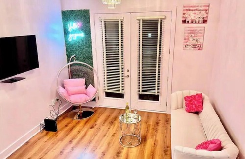 Lindridge-Martin Manor Apartment | Glamorous “Pink & Perfect” Midtown/FREE Parking