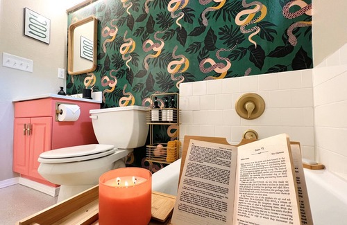 South Westside House | Glamorous PRIVATE SUITE 1BR/BA near Downtown - Self Check