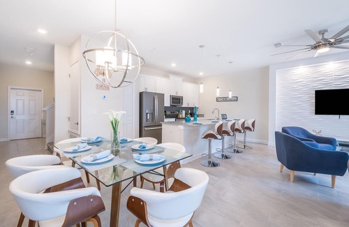 Kissimmee Ski Chalet | Glamorous Townhouse 4Bed/3Bath/Pool/5Min Disney