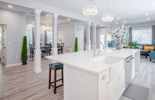 Hyde Park House | Glamorous, Upscale 5B Hyde Park Home w/Outdoor Patio
