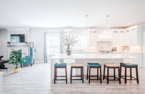 Hyde Park House | Glamorous, Upscale 5B Hyde Park Home w/Patio