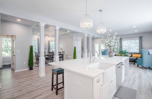 Hyde Park House | Glamorous, Upscale 5B Hyde Park Home w/Patio