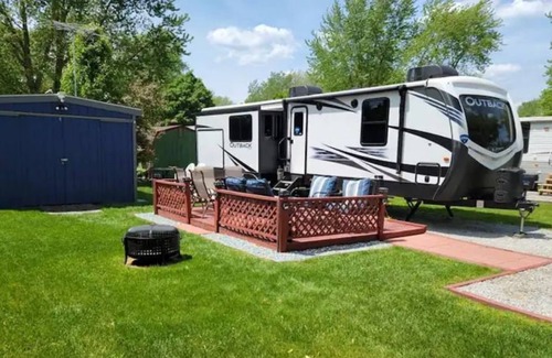 Portage House | Glamorously Beautiful RV Honeymoon Suite for 2