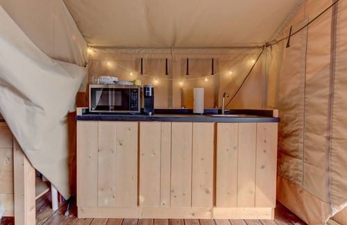 Johnson City RV Rental | Glamp with AC: Free Wine Tasting in Hill Country