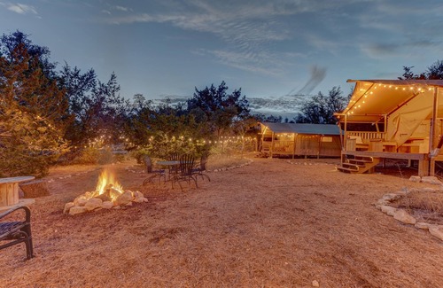 Johnson City RV Rental | Glamp with AC: Free Wine Tasting in Hill Country