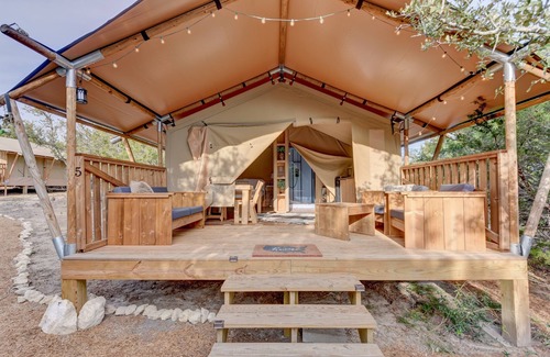 Johnson City RV Rental | Glamping Getaway with AC on Winery in Hill Country