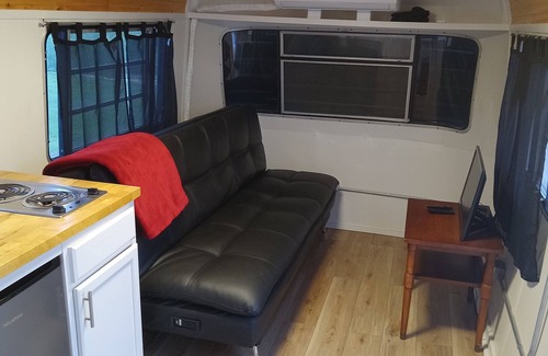 Martindale House | Glamping, Vintage RV San Marcos Water Front Style! One Acre! No Pets!