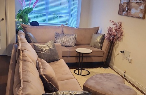 Wolverhampton House | Glamshouse is a beautiful, peaceful & warm,cozy and also family friendly.