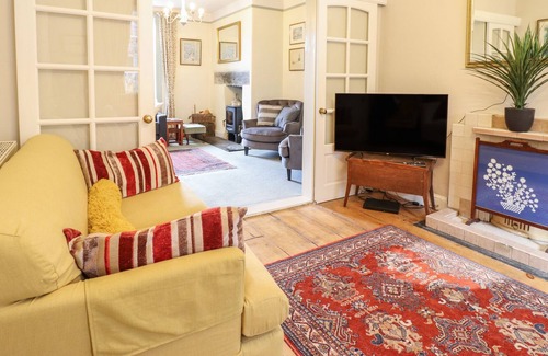 Maentwrog Cottage | GLAN DWYRYD, pet friendly, with open fire in Penrhyndeudraeth