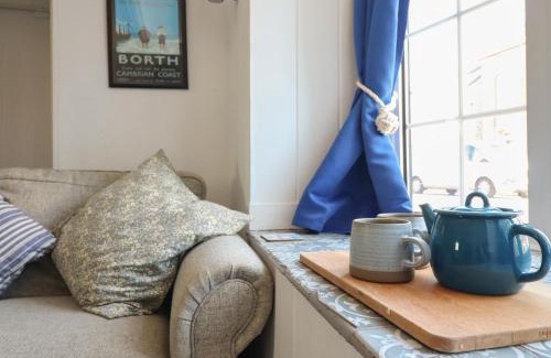 Borth House | Glan Y Mor Borth