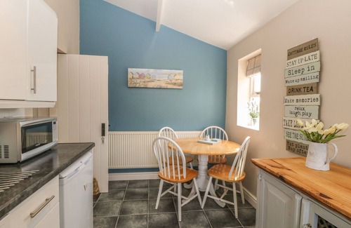Llanfaethlu Cottage | GLASFRYN, pet friendly, with open fire in Llanfaethlu