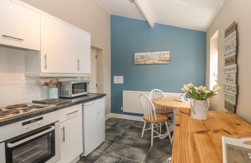 Llanfaethlu Cottage | GLASFRYN, pet friendly, with open fire in Llanfaethlu