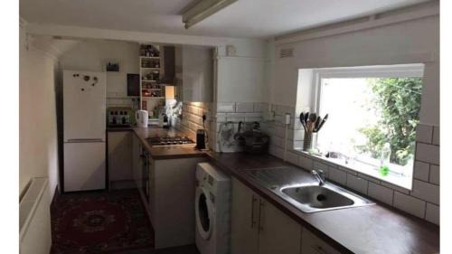 Glastonbury House | Glastonbury Charm - Cozy 2 Bedroom House