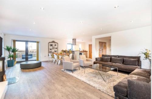 Lincoln House | Glebe Farm 4Br Sleeps 11 Hot Tub Pet Friendly