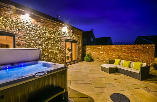 Lincoln House | Glebe Farm 4Br, Sleeps 11, Hot Tub, Pet Friendly