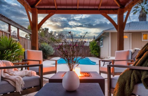 North Junior College Neighborhood Association House | Glen by AvantStay Sleek Charming Home in Wine Country w Pool Hot Tub
