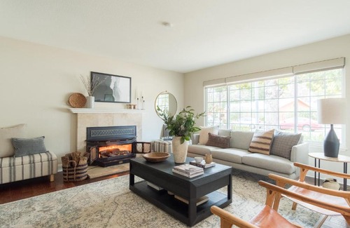 North Junior College Neighborhood Association House | Glen by AvantStay Sleek Charming Home in Wine Country w Pool Hot Tub
