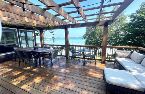 Empire Cottage | Glen lake Private frontage sleeps 10. 5 bedroom fireplaces! Color tour open