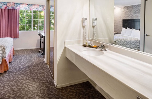 Somerset Hotel | Glendale Hotel