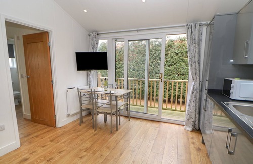 Hutton Rudby Cottage | GLENDALE POD, pet friendly, with hot tub in Hutton Rudby